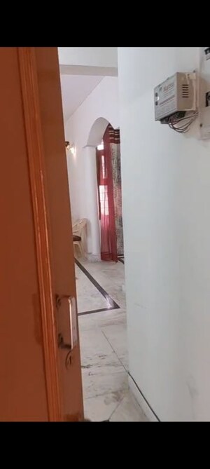 Building Lobby in 3 BHK Apartment at RWA Apartments Sector 51, Sector 51 – for Rent