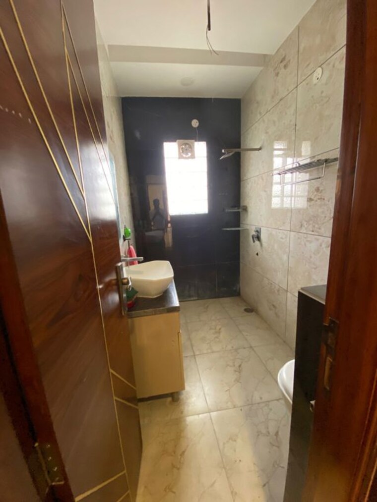 Bathroom, sector 85 3 Bedroom 250 Sq.Yd. Builder Floor In Sector 85 Faridabad 10155123