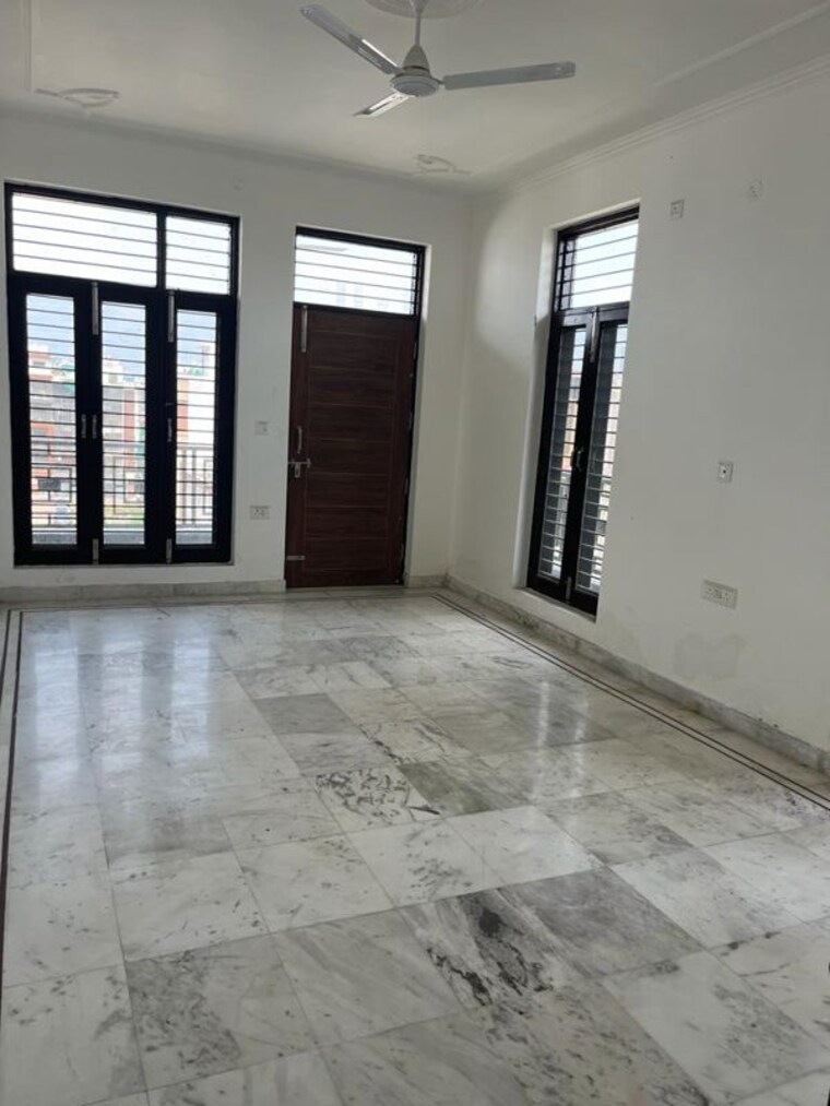 Room, sector 85 3 Bedroom 250 Sq.Yd. Builder Floor In Sector 85 Faridabad 10155123