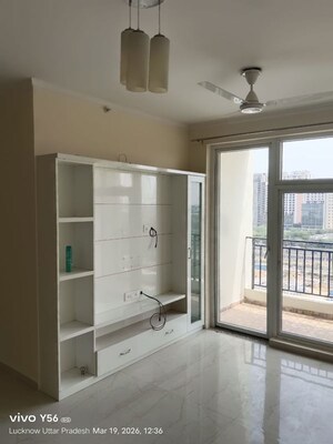 Room in 3 BHK Apartment at Omaxe The Palace, Gomti Nagar – for Rent