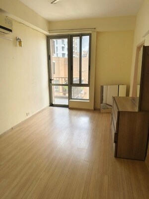 Room in 3 BHK Apartment at Pioneer Park Phase 1, Sector 61 – for Rent