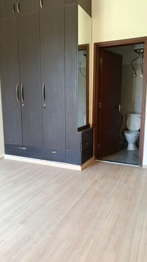 Bathroom in 3 BHK Apartment at Pioneer Park Phase 1, Sector 61 – for Rent