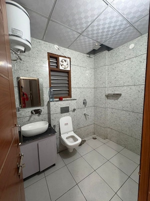 Bathroom in 3 BHK Builder Floor at SAS Tower, Sector 38 – for Rent