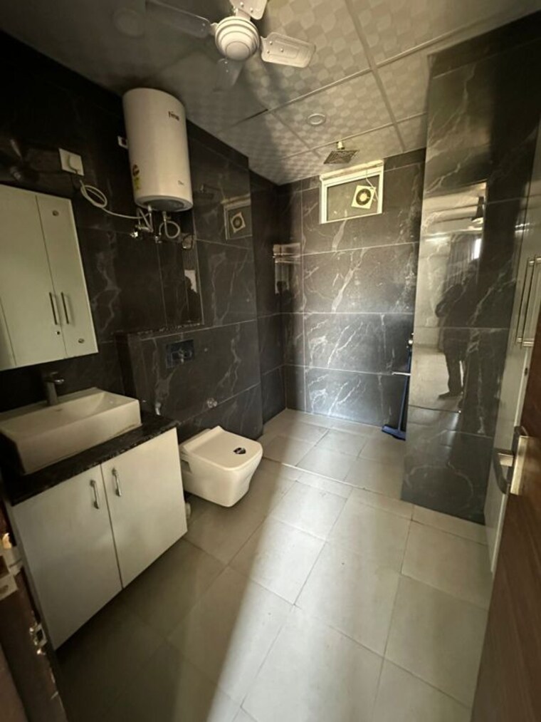 Team Area, dlf phase ii 3.5 Bedroom 300 Sq.Yd. Builder Floor In Dlf Phase ii Gurgaon 10156070