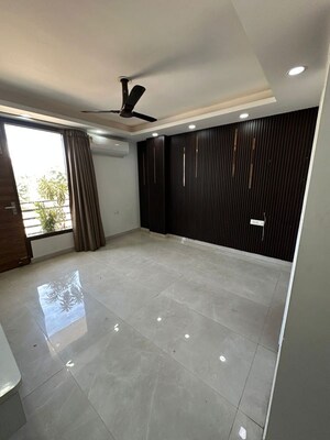 Room in 3.5 BHK Builder Floor at Dlf Phase ii – for Sale