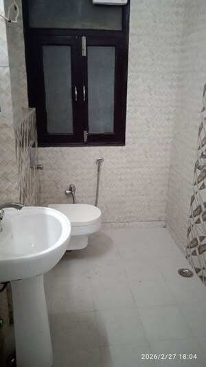 Bathroom in 1 BHK Builder Floor at Sector 44 – for Rent