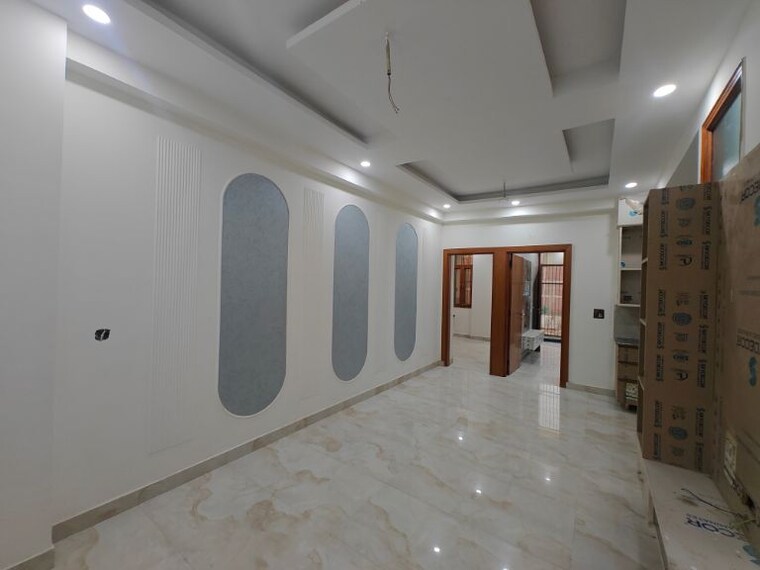 Room, sector 73 2 Bedroom 1000 Sq.Ft. Builder Floor In Sector 73 Noida 10156278