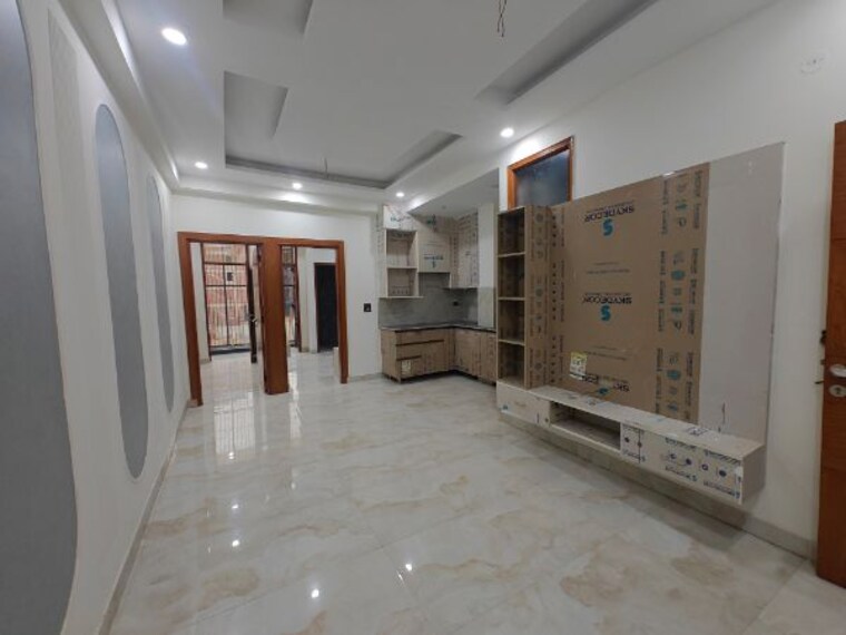 Room, sector 73 2 Bedroom 1000 Sq.Ft. Builder Floor In Sector 73 Noida 10156278