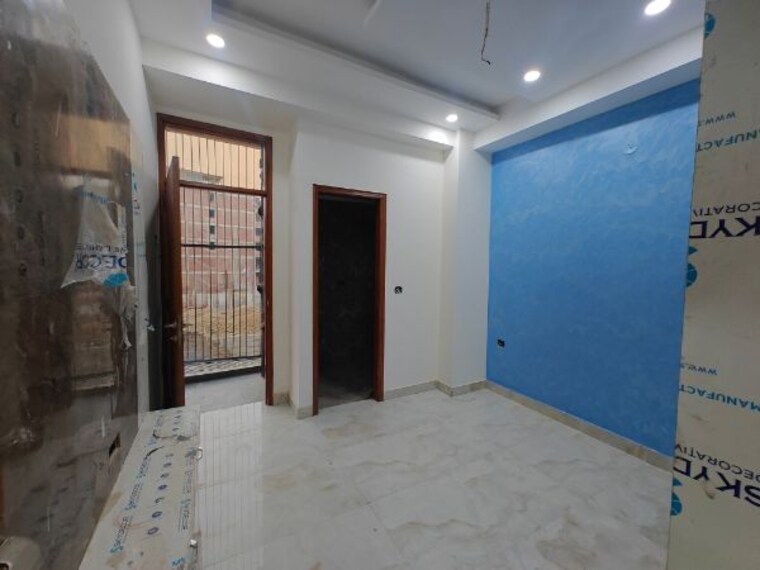 Room, sector 73 2 Bedroom 1000 Sq.Ft. Builder Floor In Sector 73 Noida 10156278