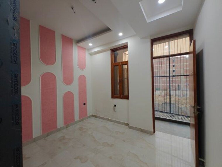 Room, sector 73 2 Bedroom 1000 Sq.Ft. Builder Floor In Sector 73 Noida 10156278