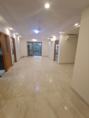 Room in 3 BHK Apartment at Ekta Eros, Khar West – for Rent