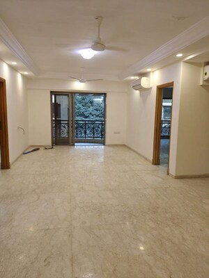 Room in 3 BHK Apartment at Ekta Eros, Khar West – for Rent