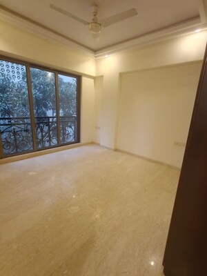 Room in 3 BHK Apartment at Ekta Eros, Khar West – for Rent