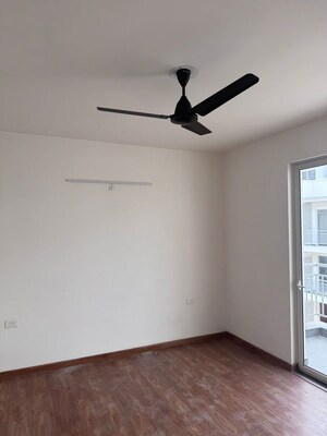 Room in 2 BHK Apartment at Nimbus Express Park View, Chi V Greater Noida – for Rent