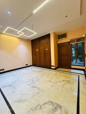 Room in 3 BHK Apartment at Vasant Kunj – for Rent