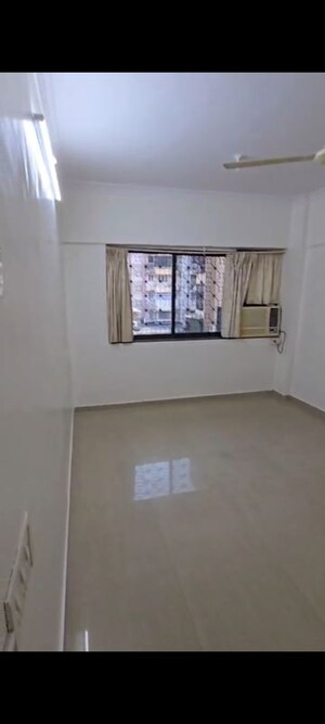 Room in 2 BHK Apartment at Lokhandwala Complex, Andheri West – for Rent