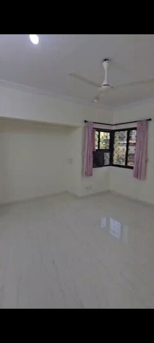 Room in 2 BHK Apartment at Lokhandwala Complex, Andheri West – for Rent