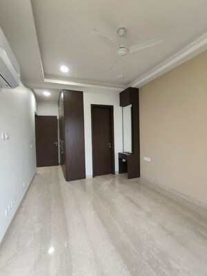 Room in 3 BHK Builder Floor at Unitech South City 1, South City 1 – for Rent