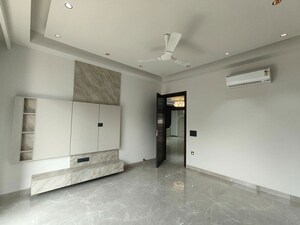 Room in 4 BHK Builder Floor at Sector 45 – for Sale