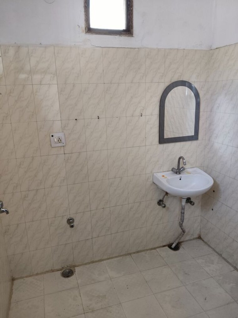 Bathroom, kohli-one-malibu-town 1 Bedroom 600 Sq.Ft. Builder Floor In Sector 47 Gurgaon 10156473