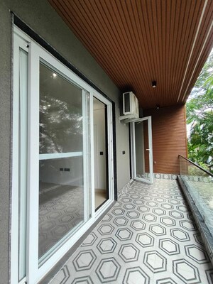 Balcony in 3 BHK Builder Floor at Unitech South City 1, South City 1 – for Rent