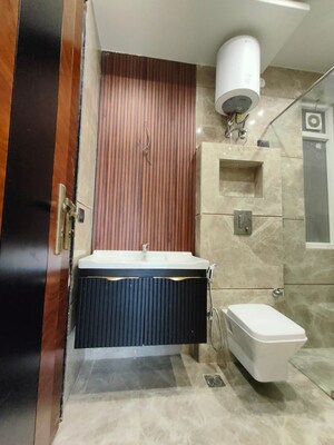 Bathroom in 3 BHK Builder Floor at Unitech South City 1, South City 1 – for Rent