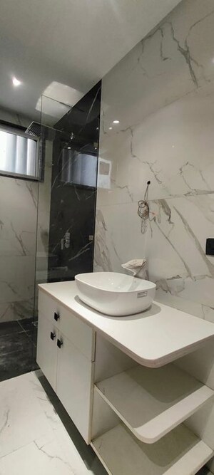 Bathroom in 3 BHK Builder Floor at Unitech South City 1, South City 1 – for Rent