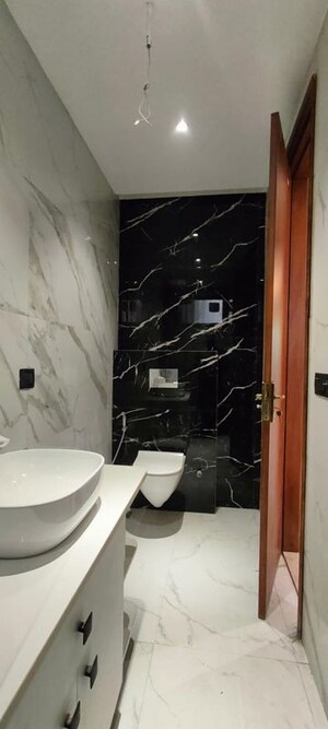 Master Bedroom in 3 BHK Builder Floor at Unitech South City 1, South City 1 – for Rent