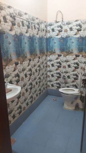 Master Bedroom in 2.5 BHK Builder Floor at Mayur Vihar – for Rent