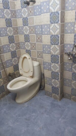 Bathroom in 2.5 BHK Builder Floor at Mayur Vihar – for Rent