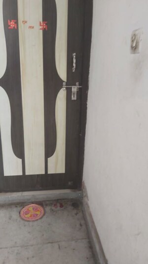 Furnished Amenities in 2.5 BHK Builder Floor at Mayur Vihar – for Rent