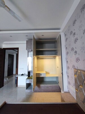 Building Lobby in 3 BHK Builder Floor at Unitech South City 1, South City 1 – for Rent