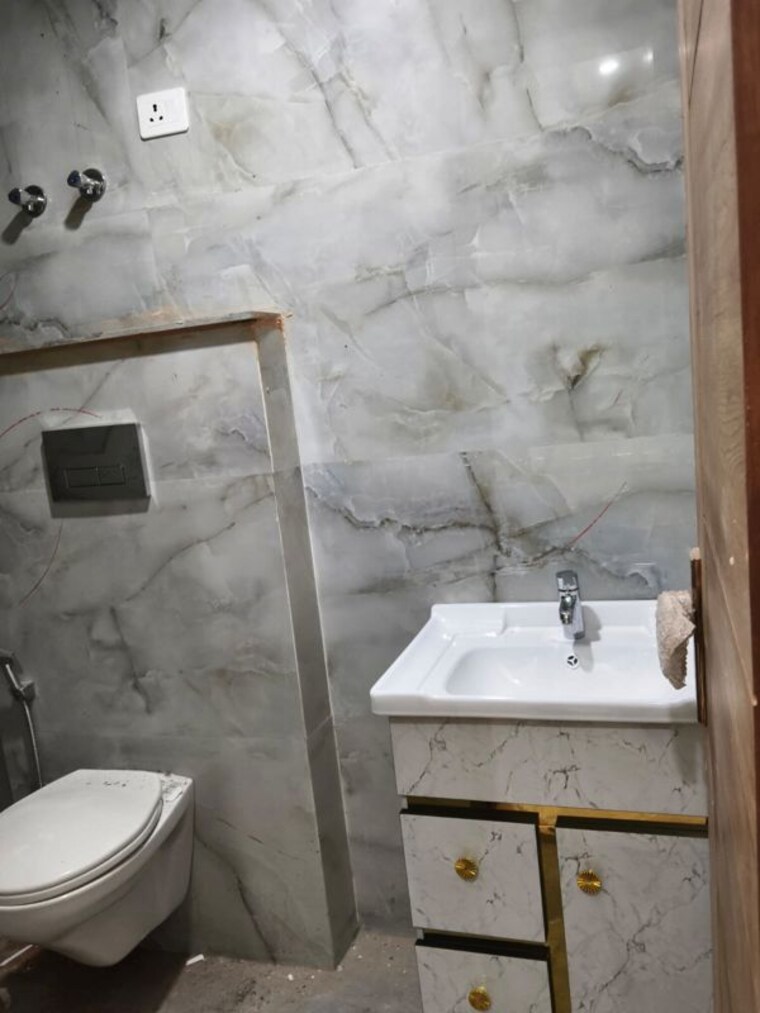 Bathroom, sultanpur 3 Bedroom 125 Sq.Yd. Builder Floor In Sultanpur Delhi 10156625