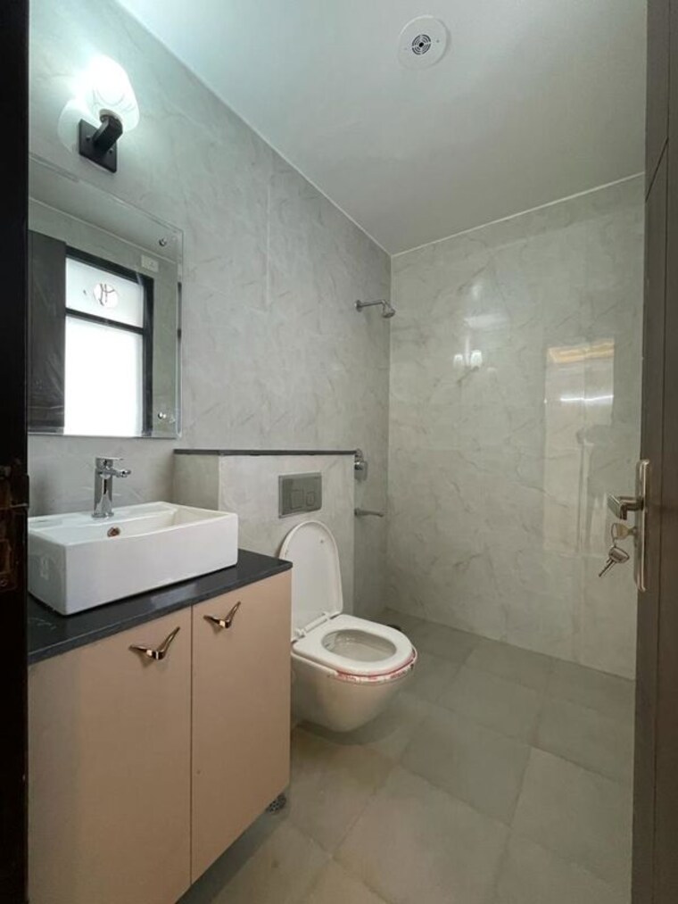 Bathroom, unitech-south-city-1 3 Bedroom 1800 Sq.Ft. Builder Floor In South City 1 Gurgaon 10156626