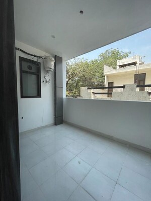 Room in 3 BHK Builder Floor at Unitech South City 1, South City 1 – for Rent