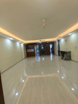 Room in 3 BHK Builder Floor at Sector 45 – for Rent