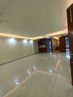 Room in 3 BHK Builder Floor at Sector 45 – for Rent