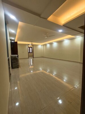 Room in 3 BHK Builder Floor at Sector 45 – for Rent