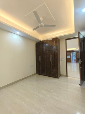 Room in 3 BHK Builder Floor at Sector 45 – for Rent