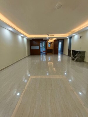Room in 3 BHK Builder Floor at Sector 45 – for Rent