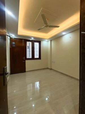 Room in 3 BHK Builder Floor at Sector 45 – for Rent