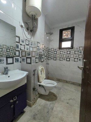 Bathroom in 3 BHK Builder Floor at DLF City Phase IV, Dlf Phase iv – for Rent