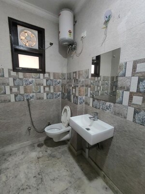 Master Bedroom in 3 BHK Builder Floor at DLF City Phase IV, Dlf Phase iv – for Rent