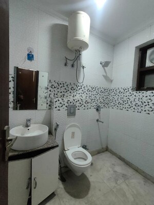 Bathroom in 3 BHK Builder Floor at DLF City Phase IV, Dlf Phase iv – for Rent