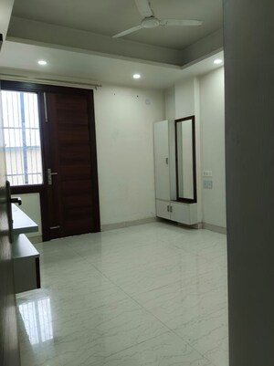 Room in 3 BHK Builder Floor at Sector 45 – for Rent