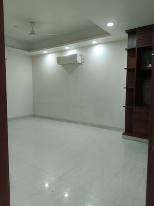 Room in 3 BHK Builder Floor at Sector 45 – for Rent