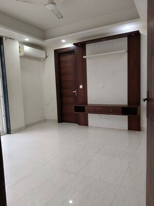 Room in 3 BHK Builder Floor at Sector 45 – for Rent