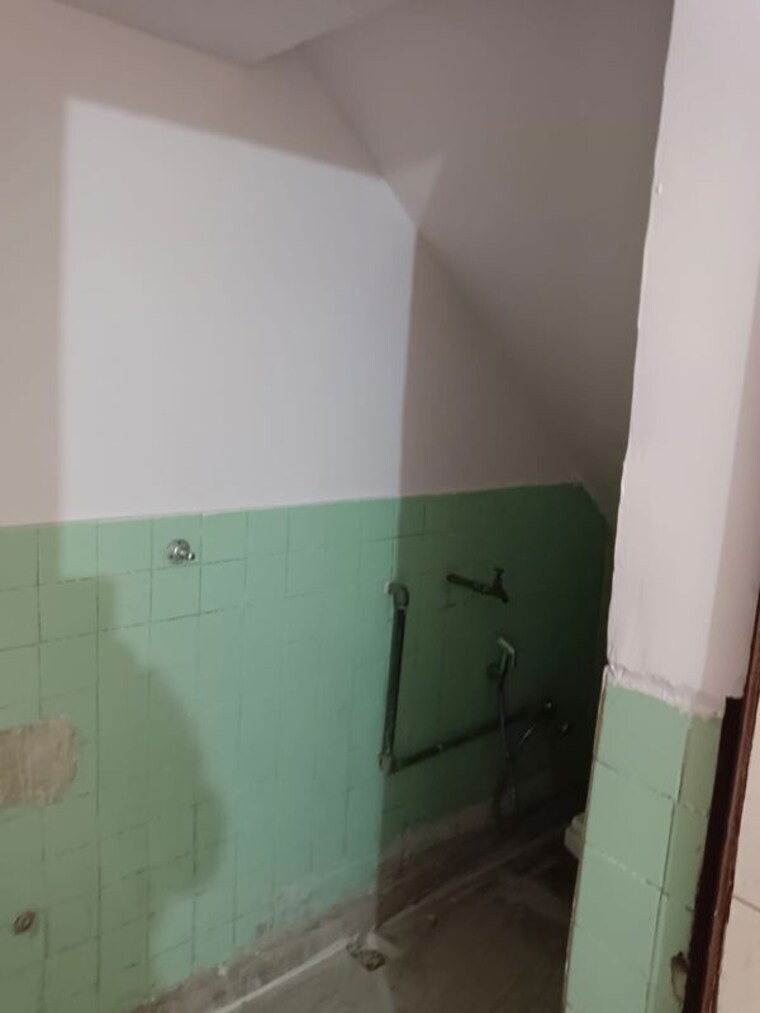 Bathroom, lajpat nagar 4 1 RK 390 Sq.Ft. Builder Floor In Lajpat Nagar 4 Delhi 10156947