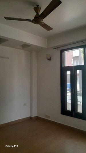 Room in 3 BHK Builder Floor at Unitech South City II, Sector 50 – for Rent