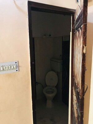 Furnished Amenities in 1.5 BHK Builder Floor at Mayur Vihar – for Rent